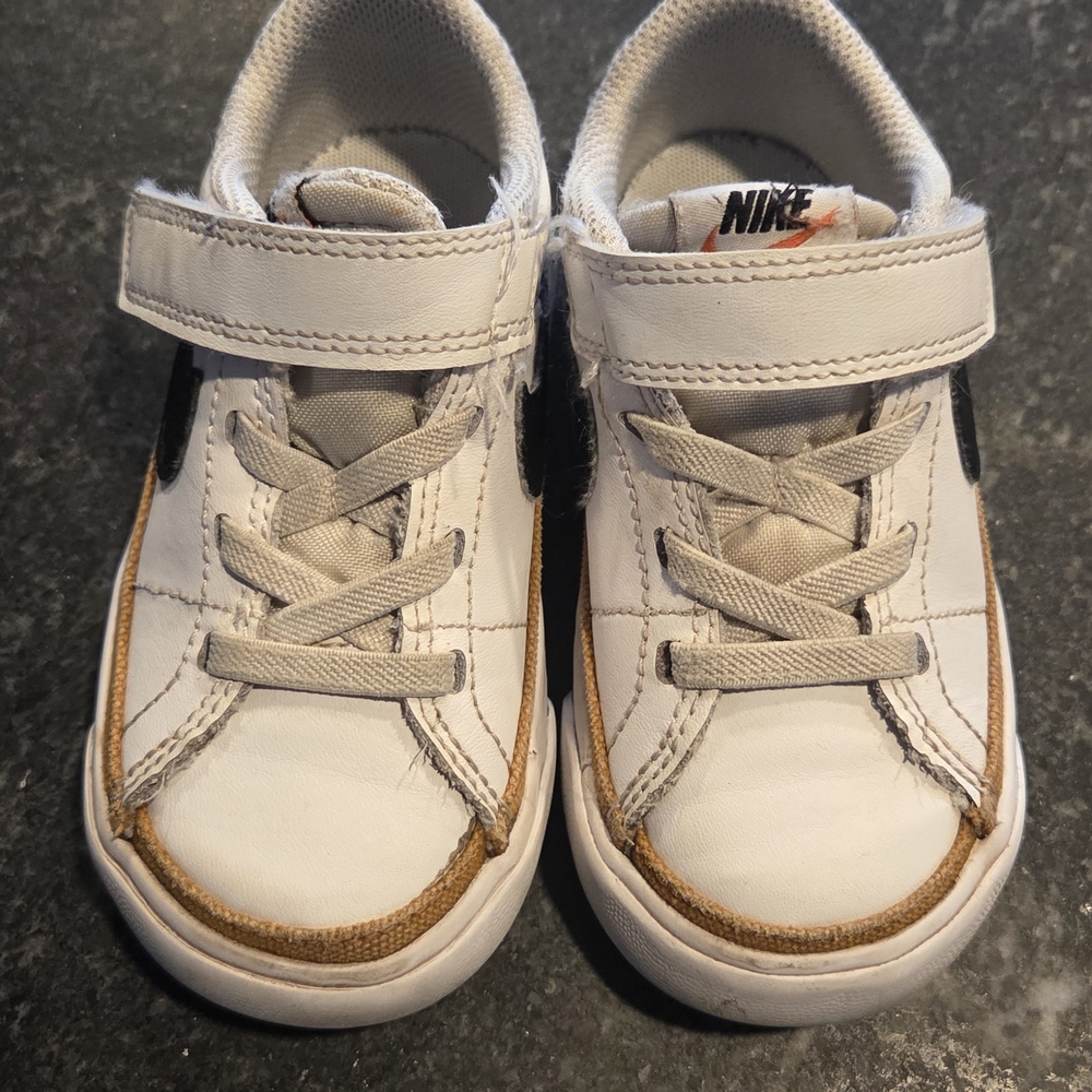 Nike Kids White and Tan Velcro Low-Top Sneakers